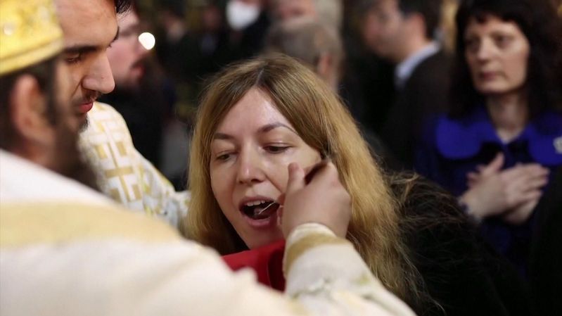 Ceremonie srbského patriarchy jak z doby předcovidové: žádné roušky, jedlo se z jedné lžičky